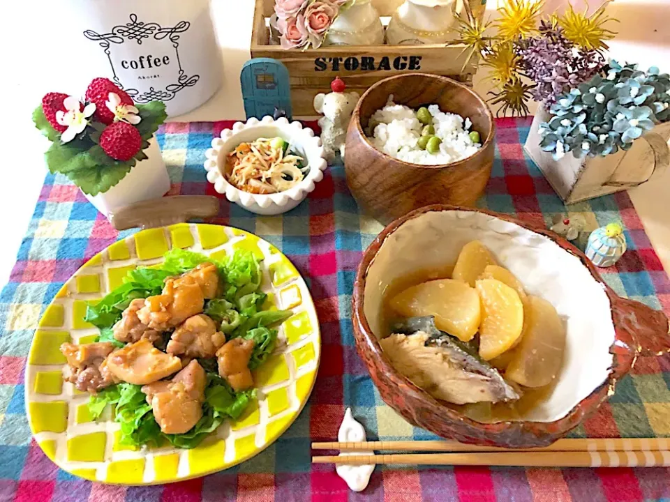 ぶり大根の味噌煮、鶏肉のごま照り焼き、きゅうりとちくわとカニフレークの酢の物、豆ごはん|syamさん