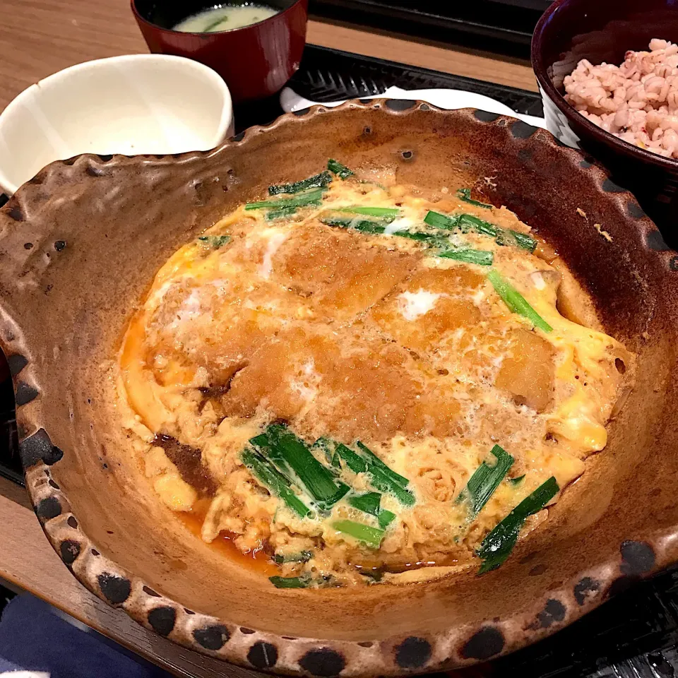 Snapdishの料理写真:四元豚ロースかつの玉子とじ定食🐽|まさとさん