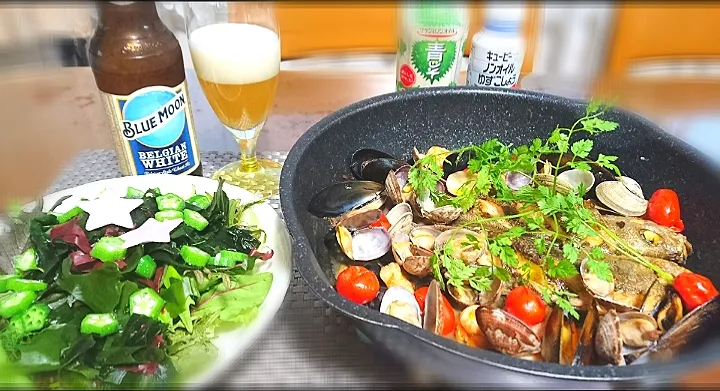 いさぎ🐟のアクアパッツァ
海藻サラダ🥗
 アメリカ土産の🍺|bisenさん