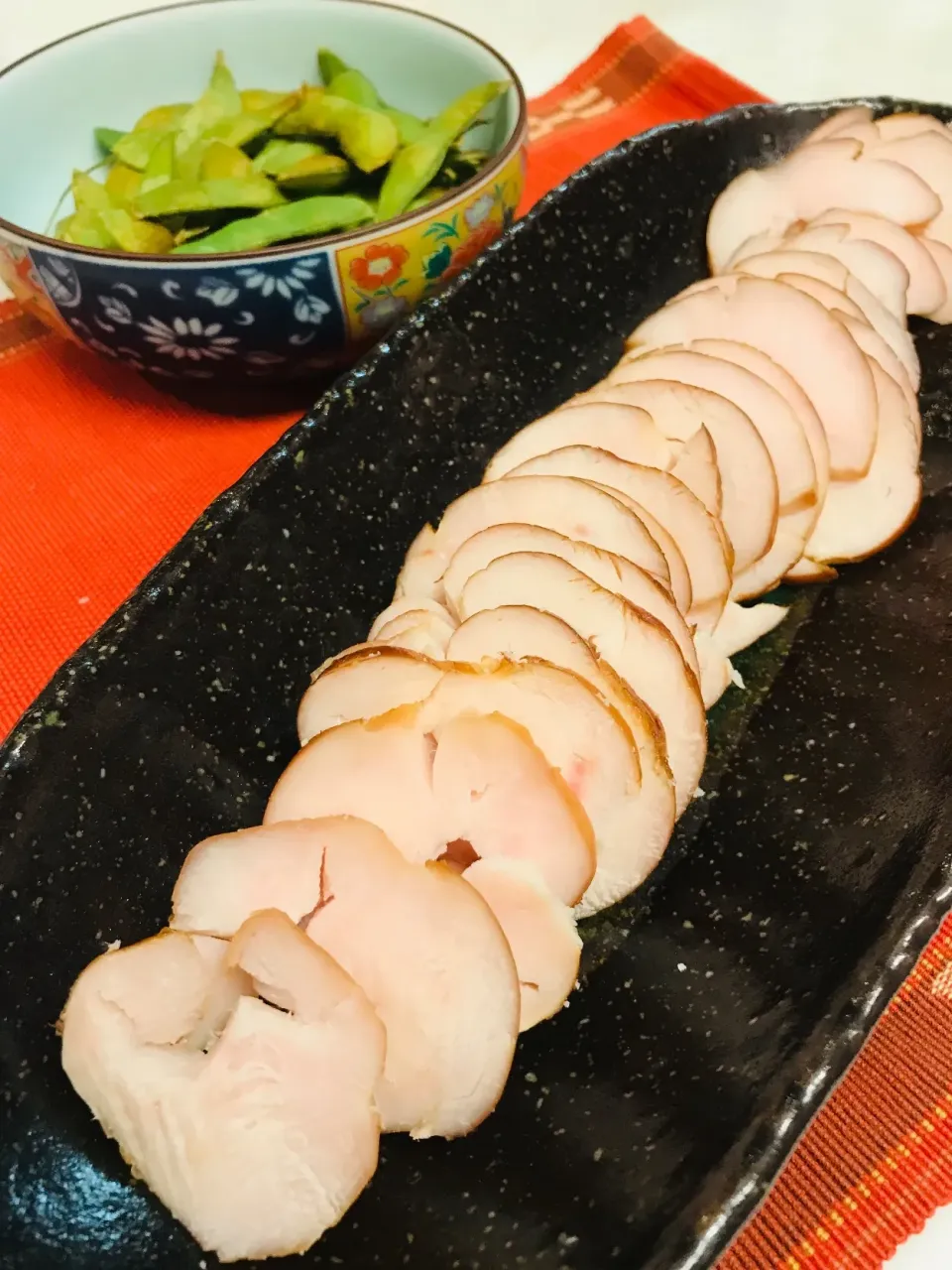 旦那さん作の鶏ハムと枝豆の燻製🍺|だまさん