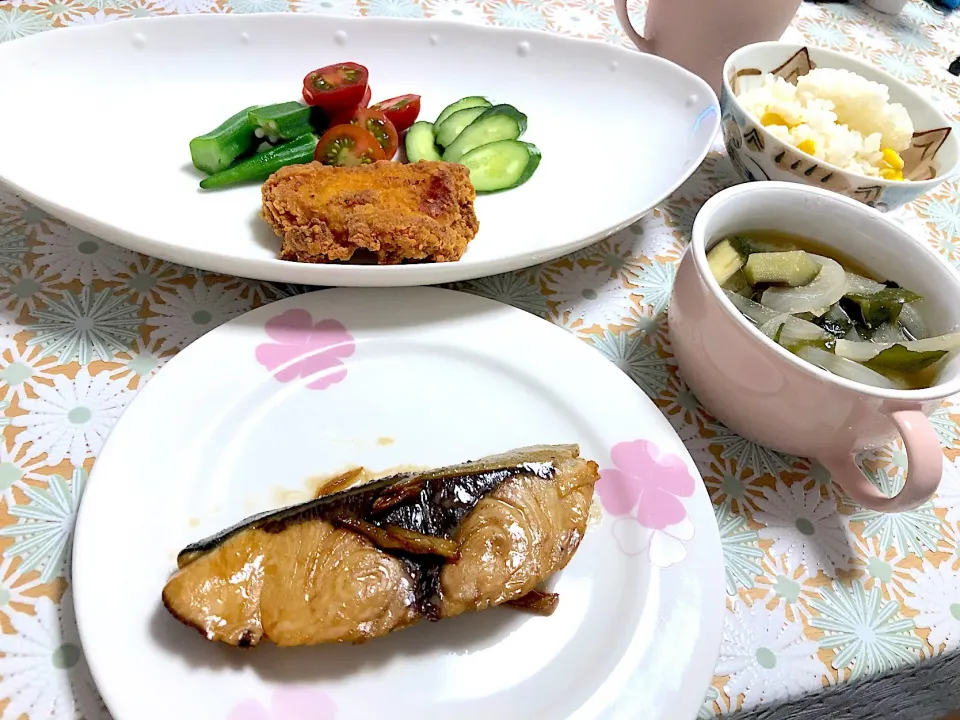 ブリの照り焼き
野菜たっぷり味噌汁
トウモロコシご飯
フライドチキンは惣菜|FKTMPさん