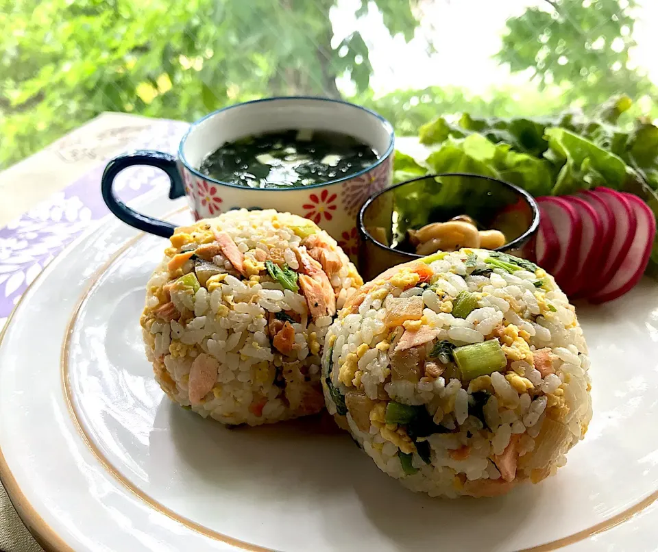 昼ごはん  大根の葉と鮭のソフトふりかけプラスたまごの無骨おにぎり🍙|砂雪さん