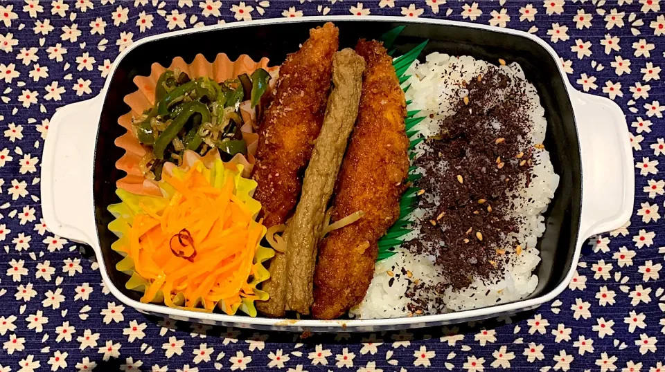 Snapdishの料理写真:とりささみフライ弁当。
とりささみフライ。じゃこてん。ピーマン塩昆布味。人参甘酢漬。|momomamaさん