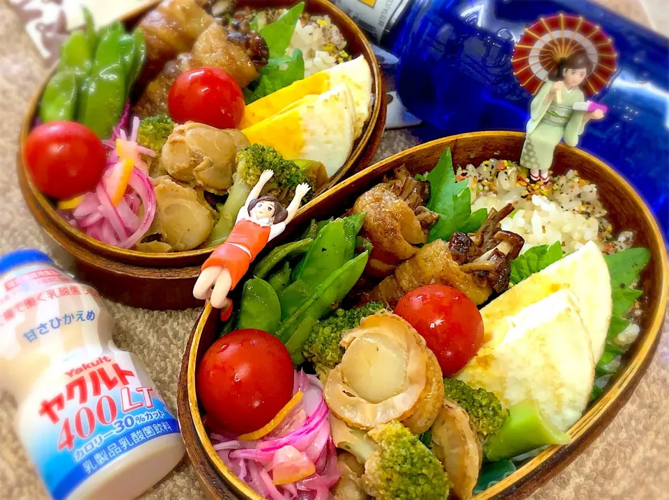 Snapdishの料理写真:発芽玄米ブレンドご飯&茶えのきの肉巻き&ブロッコリー🥦とベビーホタテの中華炒め&さやえんどうクミンソテー&半月焼き&紫玉ねぎとレモン🍋のマリネ&大葉&プチトマト🍅の夫婦お弁当♪

 #弁当  #フチ子 #茶えのき#さやえんどう #自家栽培|桃実さん