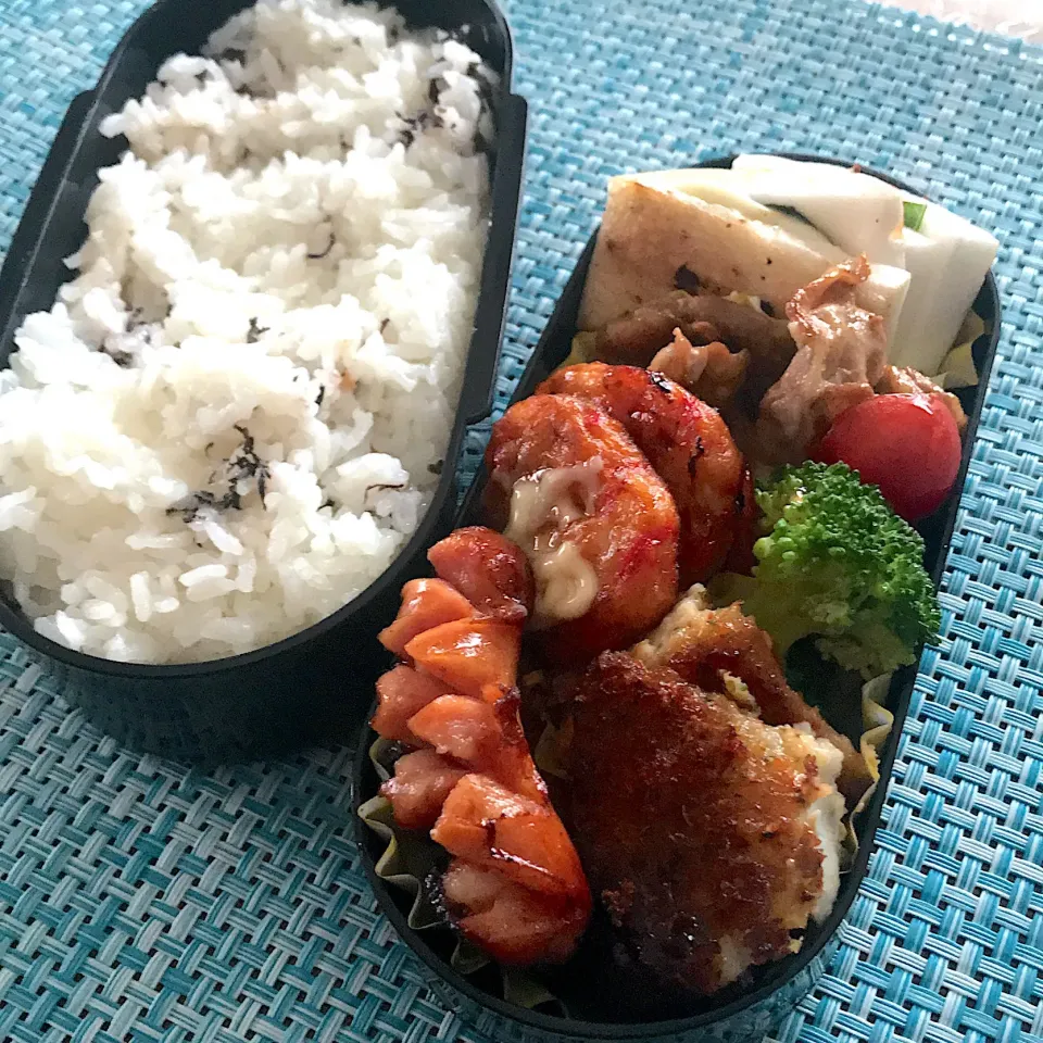 今日のお弁当🍱
豚肉ソテー
白身魚の香草焼き

変わりやすい空
折りたたみ傘を
持って出かけてね。

さぁ、今週もスタートです
気をつけていってらっしゃい👋😊|mokoさん