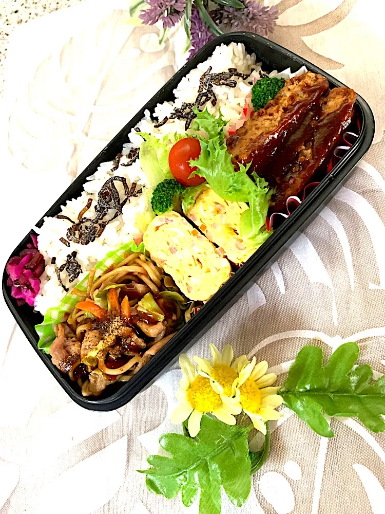 #部活男子お弁当。 
 #お弁当 
今日のお弁当
デミソースハンバーグ、焼きそば、オムレツ|yukaさん