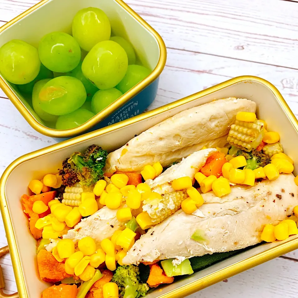 お弁当♪鶏むね肉と野菜のペッパー焼き・フルーツ|キノコ🍄さん