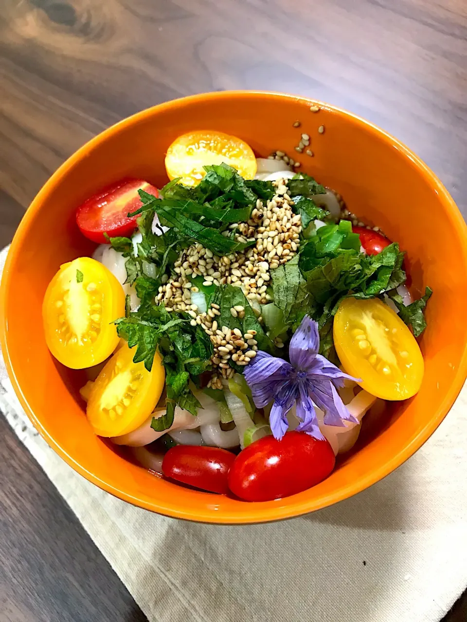 庭の野菜達でサラダうどん チコリの花を添えて|YoShiさん