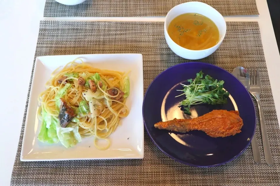 今日の夕食 サバ缶とキャベツのパスタ、ケンタッキー🍗レッドホットチキン、コンソメスープ|pinknari🐰🌈さん