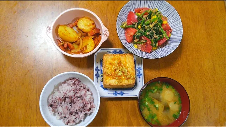 Snapdishの料理写真:６月２６日　ほうれん草とトマトのツナドレッシング　和風ジャーマンポテト　厚揚げ　お麩とわかめのお味噌汁|いもこ。さん