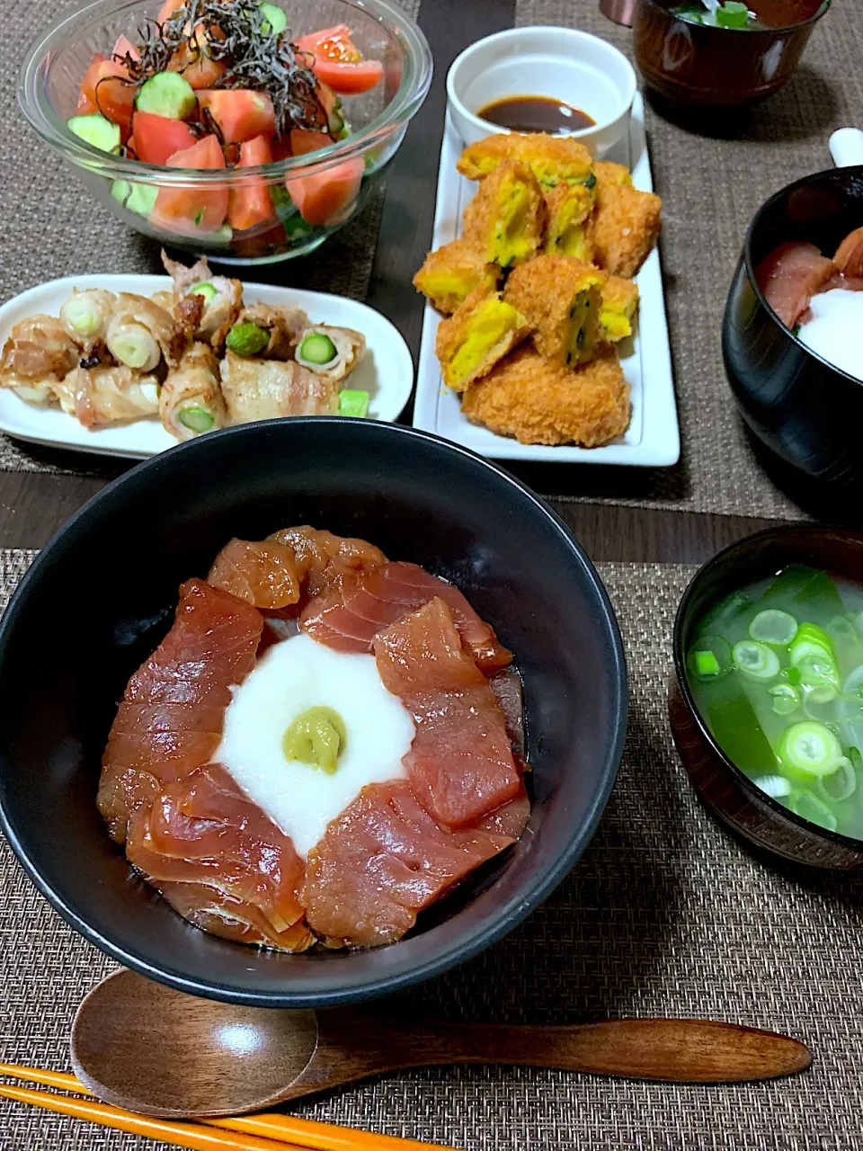 頑張らない普通のご飯☆7/8夜ごはん
＊父の味「マグロ漬け丼」
実は私…寿司屋の娘でした🍣
北海道開拓時代、数代前の爺ちゃんがリヤカーをひいて🍣寿司を売っていたようです。
(代々長く継いでいましたが、父は高齢で市街地区間工事と共に🍣店を閉めました)
 #夜ごはん  #定食 #マグロ#漬け丼 #糖質制限中  #1型🔰|あきさん