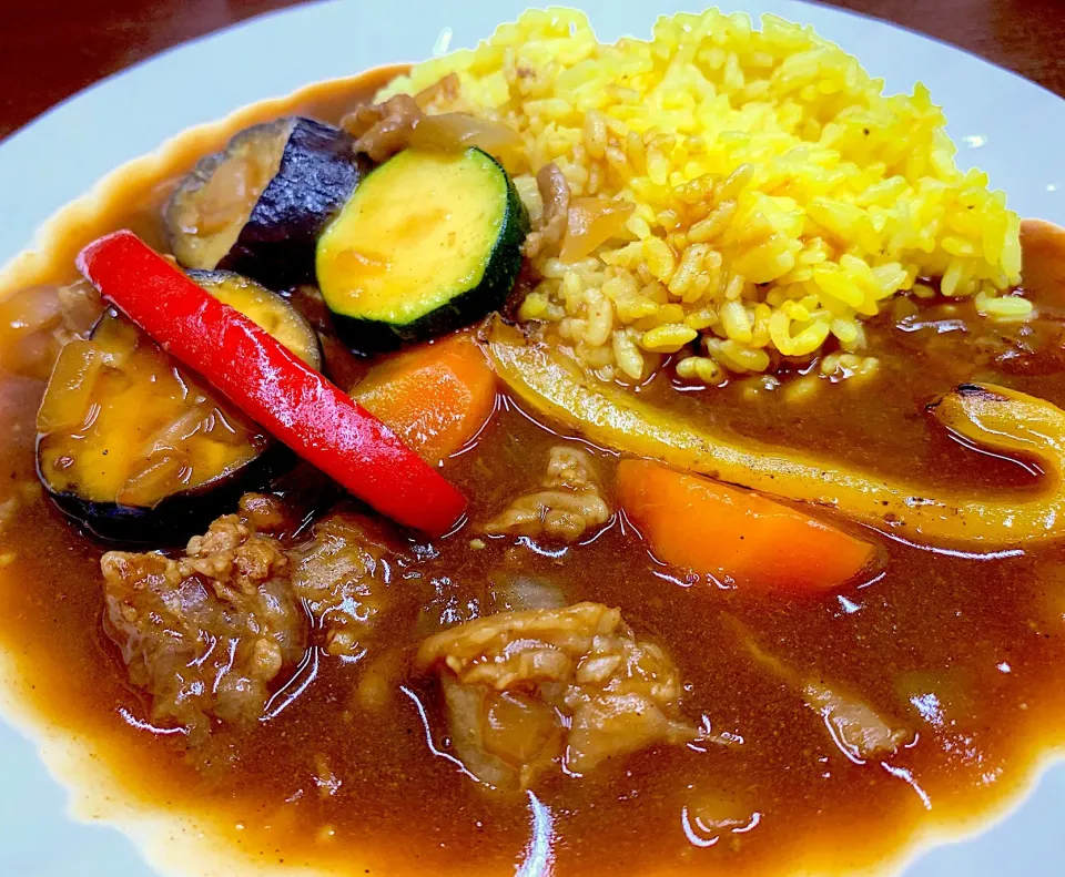 牛すじ煮込み夏野菜たっぷりカレー😋電気圧力鍋で作ったから牛すじトロトロ～🎵|みほままこさん