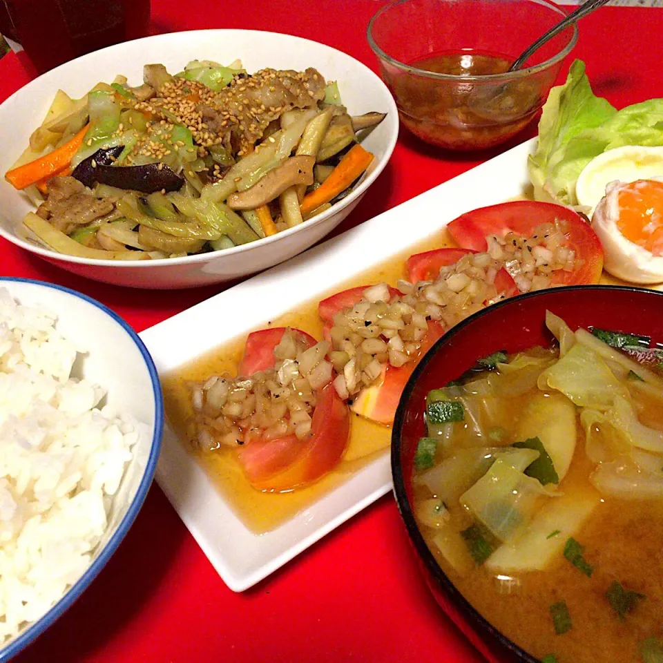 野菜炒めとトマトサラダにおじゃがとキャベツの味噌汁|おこばさん