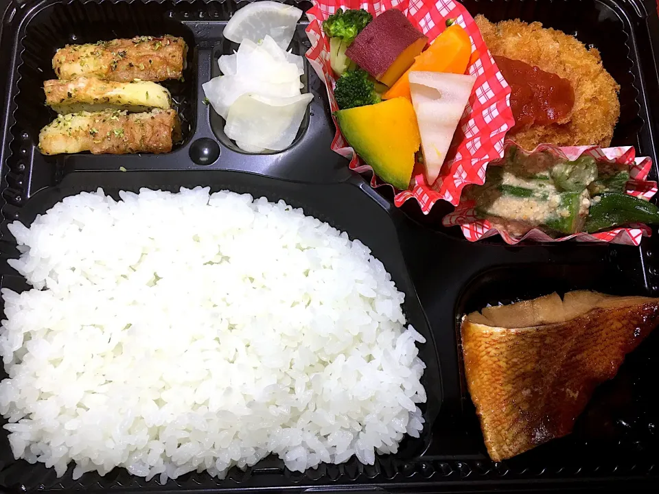 Snapdishの料理写真:チキンカツのトマトソースかけ 日替わり弁当 宅配ランチ 豊川市配達|Naokazu Kuritaさん