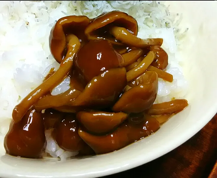 Snapdishの料理写真:なめこの醤油漬けのっけご飯|あらいぐまのしっぽさん