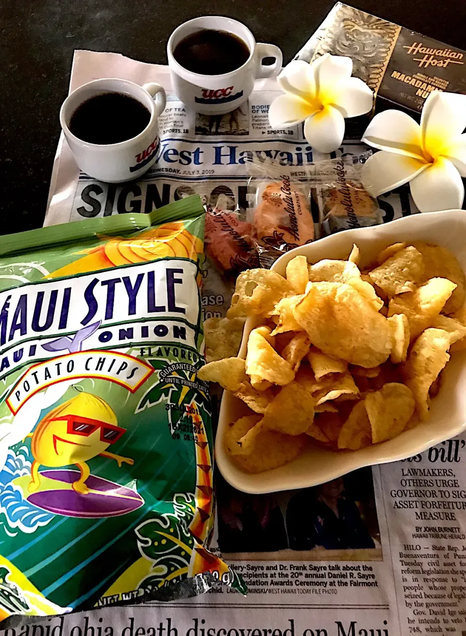 HAWAIIで買ってきたお土産でコーヒータイム
MAU I  STYLE  オニオン味のポテトチップスが美味しくて買ってきました。
日本のどこかに売っているかな⁉️あと引き。|シュトママさん