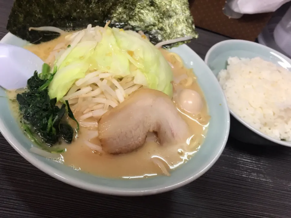 Snapdishの料理写真:野菜醤油らーめん・ライス大🍚|まさとさん