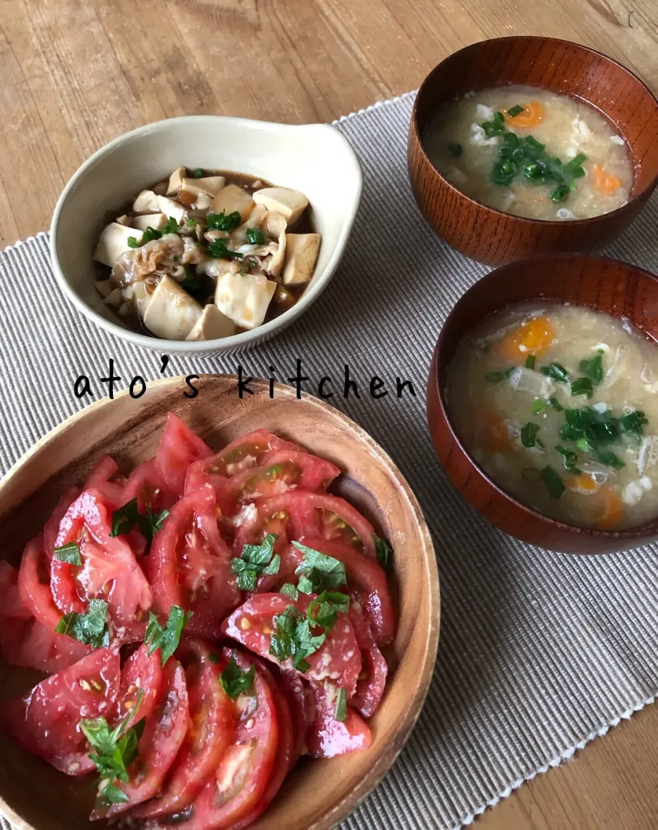 2019/07/09🌿お昼ごはん🌿
       肉豆腐   豚汁   トマト🍅|あとさん