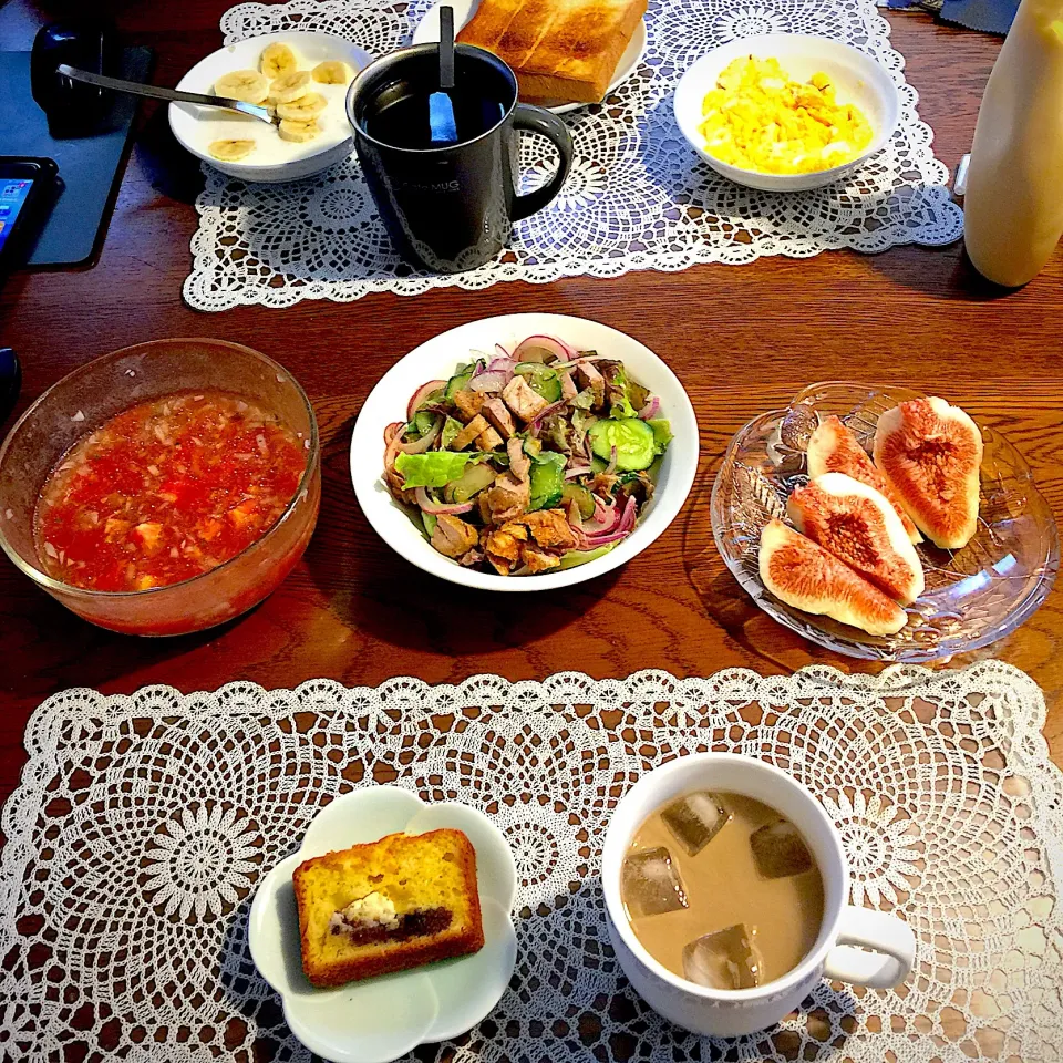 Snapdishの料理写真:小倉あんとクリチ入りバウンドケーキ、
アイスカフェオレ、イチジク|yakinasuさん