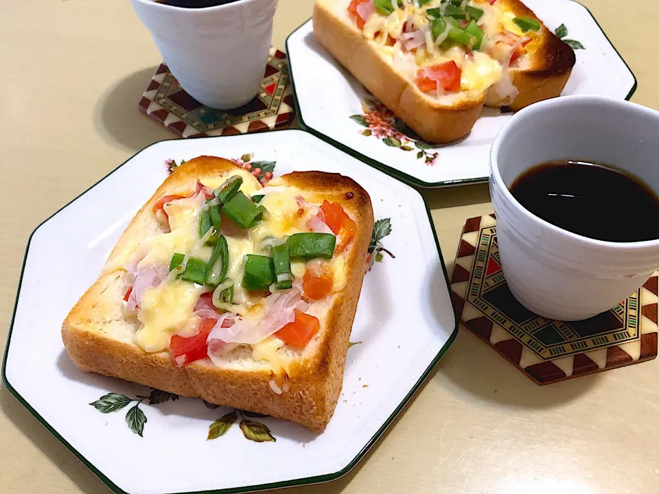 7／9朝食  #朝ごはん 
•トマト玉ねぎチーズトースト •コーヒー|おさんどんさん