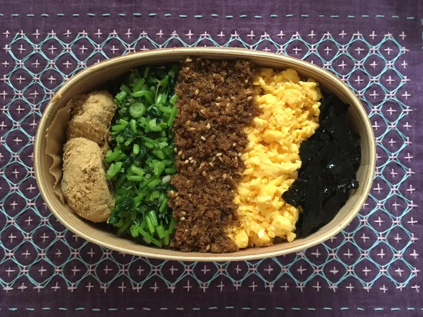 サバ缶ピリ辛そぼろの４色丼弁当|*なおみん*さん