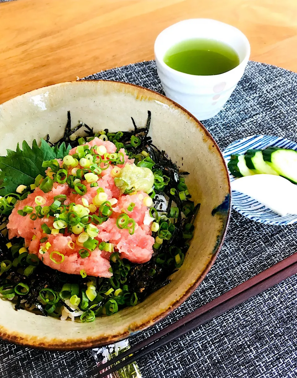 今日のお家で一人ランチは、
冷凍しておいた、ねぎとろ用のマグロでねぎとろ丼✨|ミッチ☆ママさん