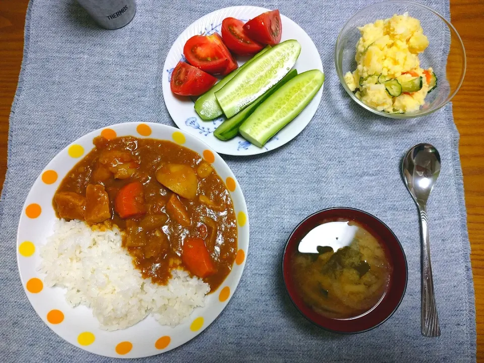 7/9の夕食
ポークカレー、玉ねぎの味噌汁など|卯月さん