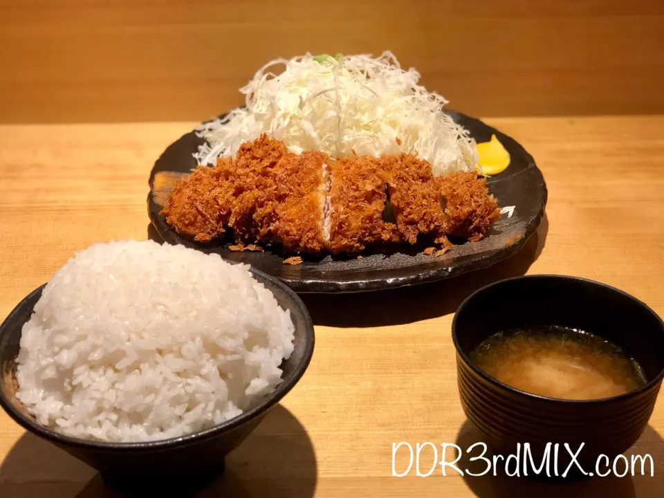 Snapdishの料理写真:熟成豚のとんかつ定食|ddr3rdmixさん