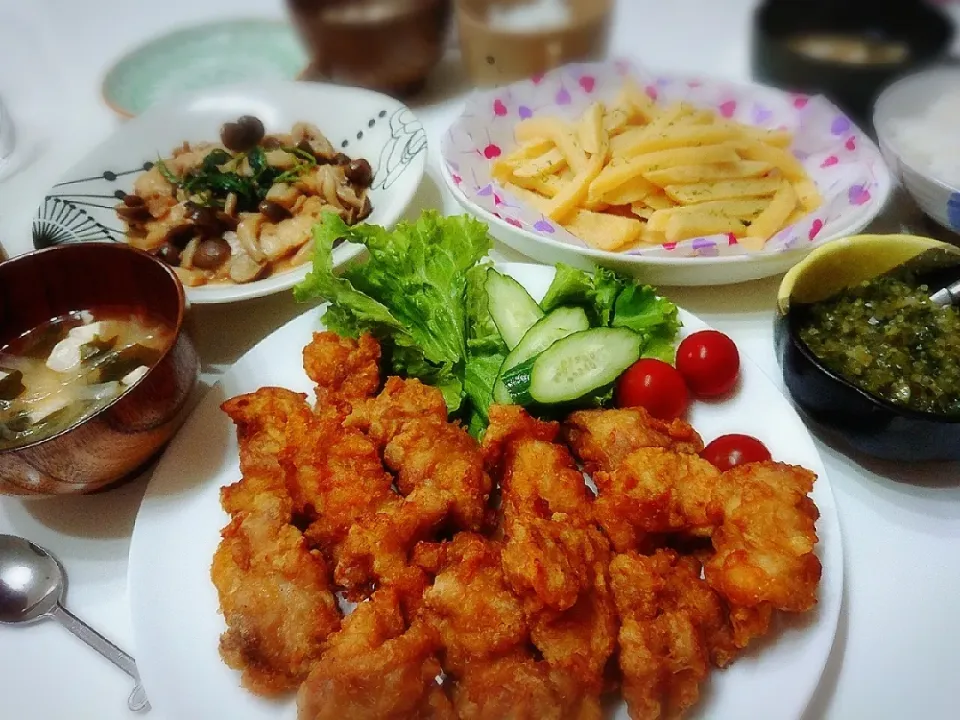 夕食(^ー^)
鳥の唐揚げ&サラダ
すきみだらとしめじのバター醤油
フライドポテト(保育園のじゃがいも掘りで下の子が掘ってきたので😊)
お味噌汁(大根、豆腐、ワカメ)|プリン☆さん