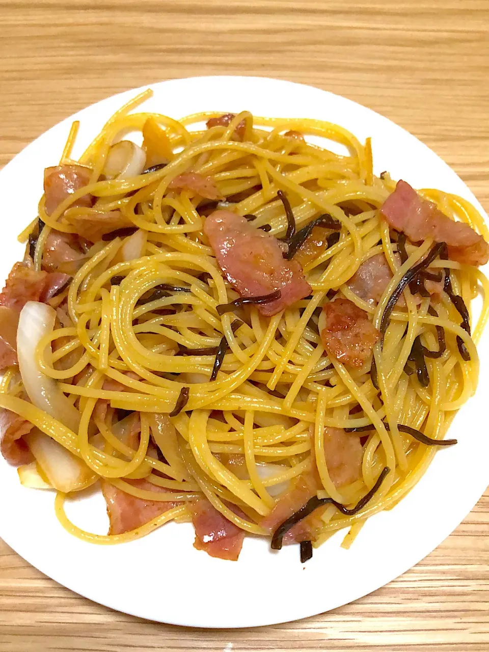 Snapdishの料理写真:ベーコンと玉ねぎの和風パスタ🍝|takaさん