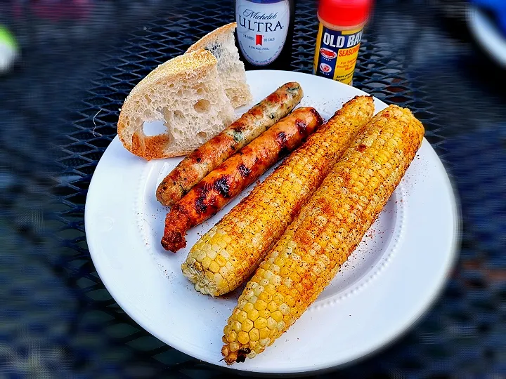 Grilled corn 🌽 w Old Bay seasoning, w spinach feta chicken sausage, and buffalo blue cheese chicken sausage.
#oldbay|Alonsealさん