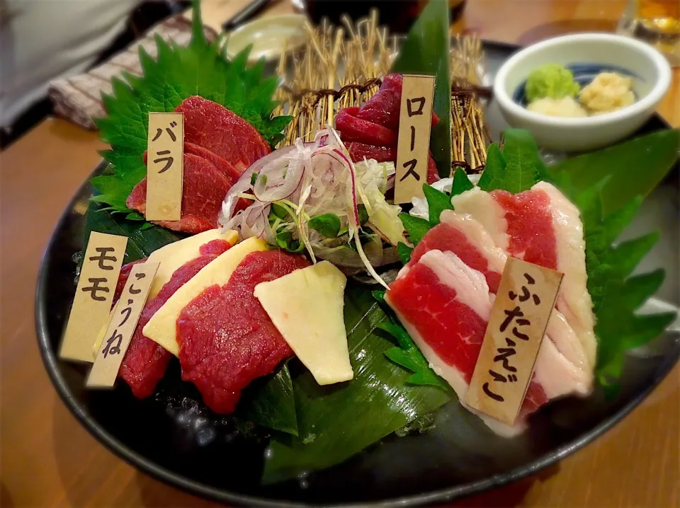 Snapdishの料理写真:馬刺し盛り合わせ
九州酒場 馬肉 蓮 草加店|Takeshi  Nagakiさん