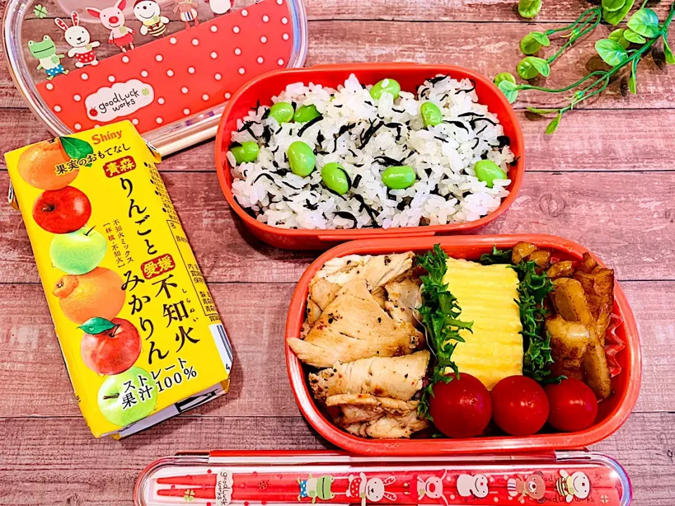 Snapdishの料理写真:JKお弁当
#鶏ムネ肉のハーブソルト焼き
#卵焼き
#竹輪のオイスター炒め →胡麻油で炒めて
#とまと
ごはんは
#塩ひじきと枝豆ごはん
保冷剤がわりの
#冷凍ジュース|いちごさん