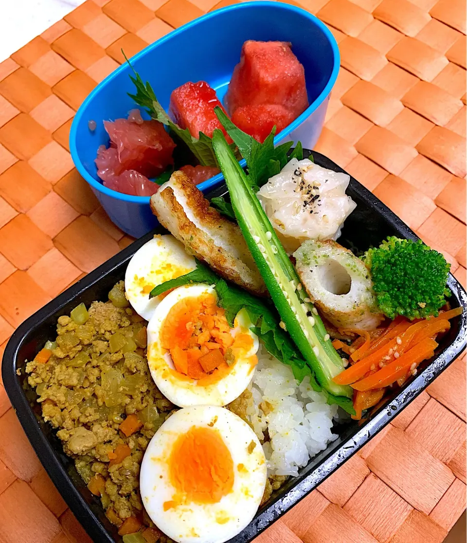 息子の社会見学弁当☆第2弾！
 #キーマカレー  #キーマカレー弁当  #リクエスト  #リクエスト弁当 
 #ちくわの磯辺揚げ  #海老シュウマイ 
 #すいか  #ピンクグレープフルーツ|Snow10さん