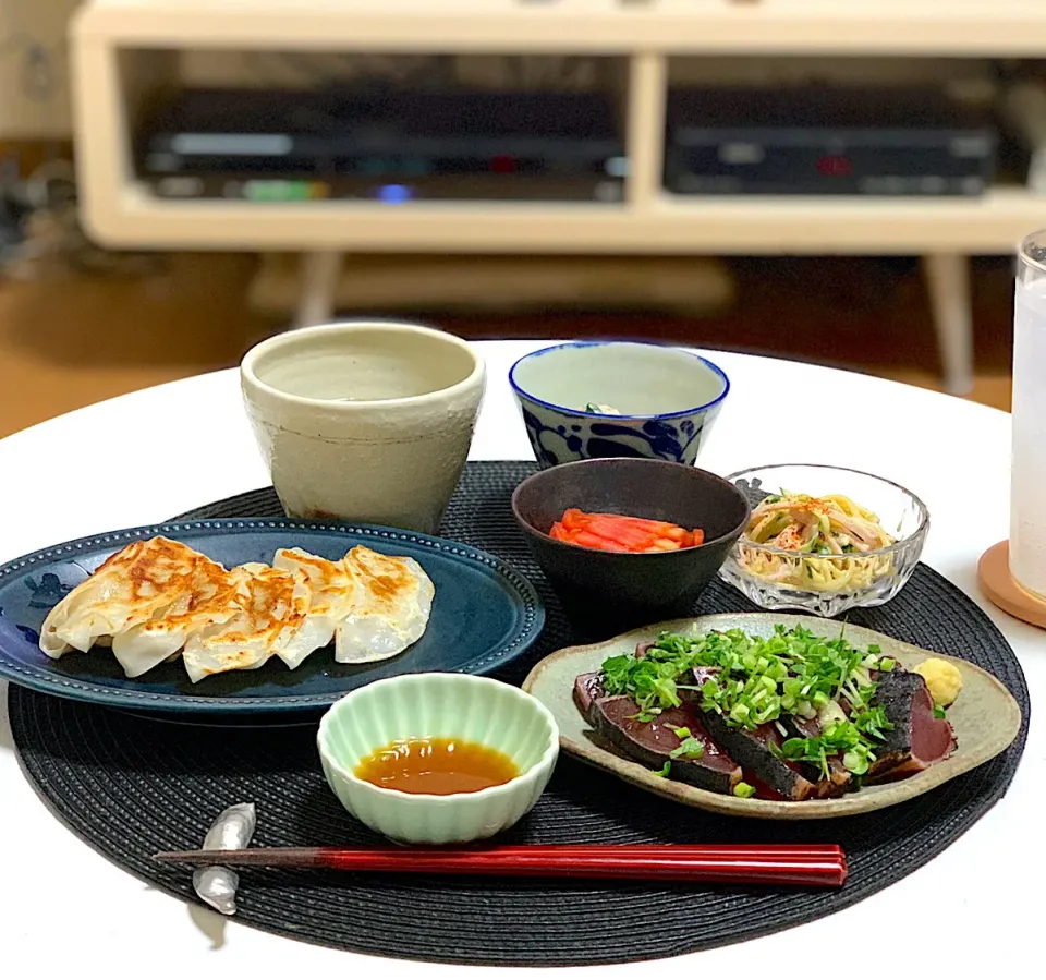晩ごはん。しそ餃子、鰹のタタキ、白和え、スパゲティサラダ、中華スープ。|yukiさん