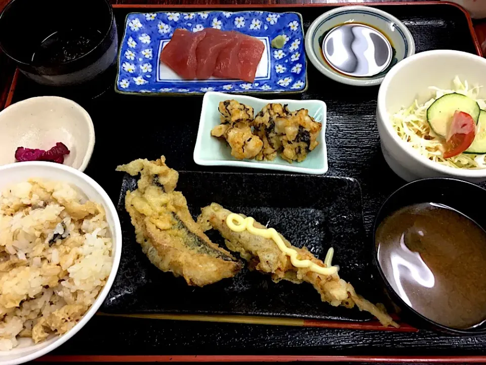 Snapdishの料理写真:沖縄飯✈︎絶品お魚炊き込みご飯と、エビとお魚のフライ🦐🐟#ワールド飯 #炊き込みご飯でた！#もずくがうまい！|にゃふてんさん