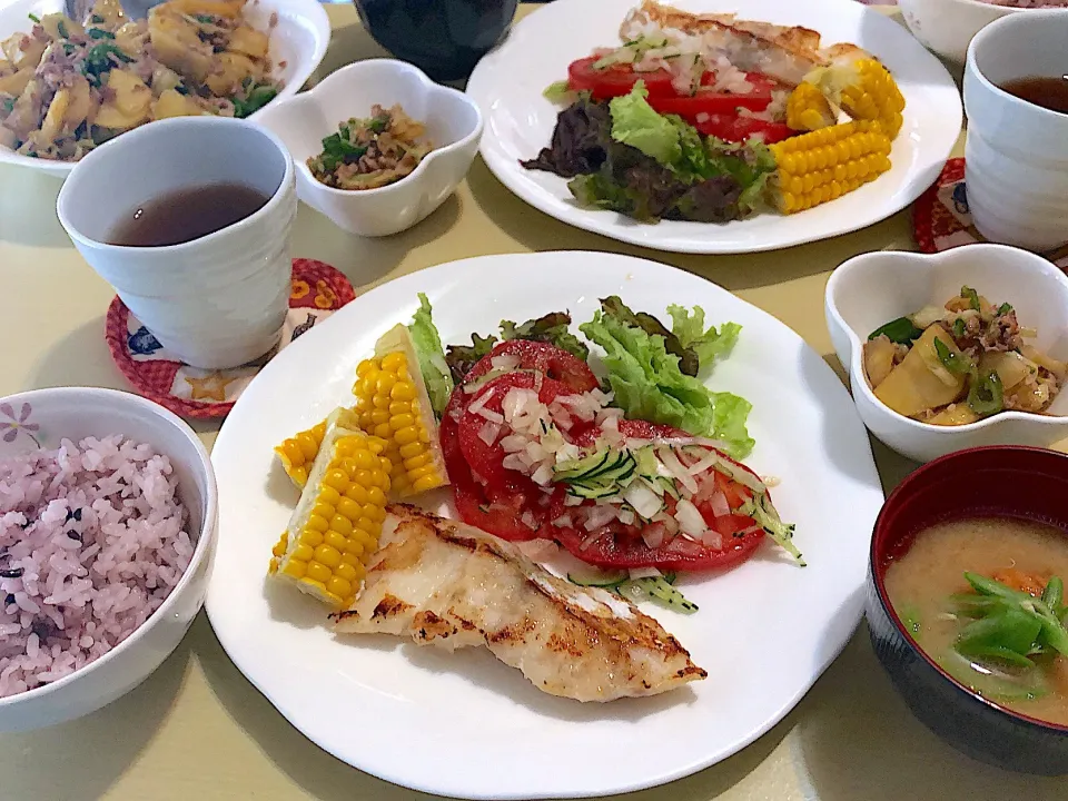 7／10昼食  #昼ごはん 
•鱈のムニエル/トマトサラダ/とうもろこし •じゃが芋と挽肉炒め •魚河岸揚げのお味噌汁|おさんどんさん