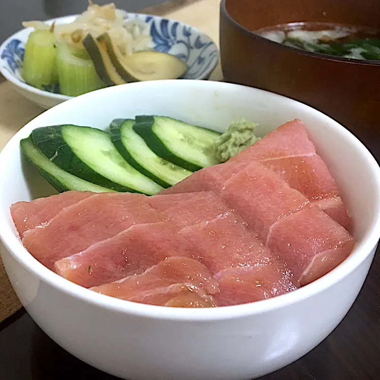 晩ごはん☀️☀️☀️
マグロの刺身もらった～٩( ᐛ )۶
で、まぐろ丼と海老だしの吸い物。漬物。|ぽんたさん