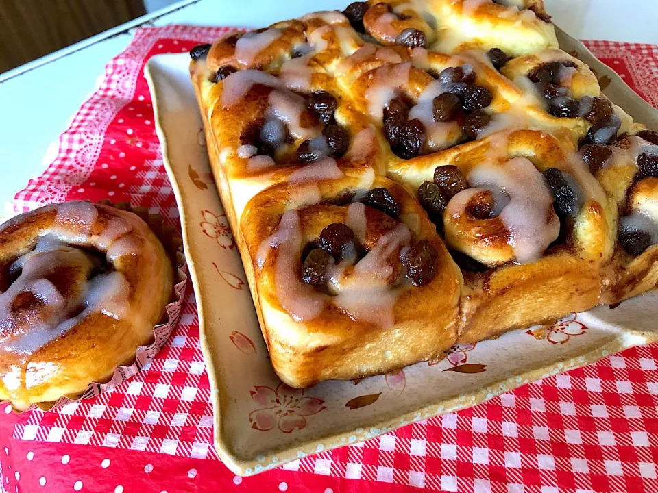 Snapdishの料理写真:Kaorinboさんの料理 ♪からビちゃん♡おめおた～♡シナモンロールでお祝い♪|シャークさん