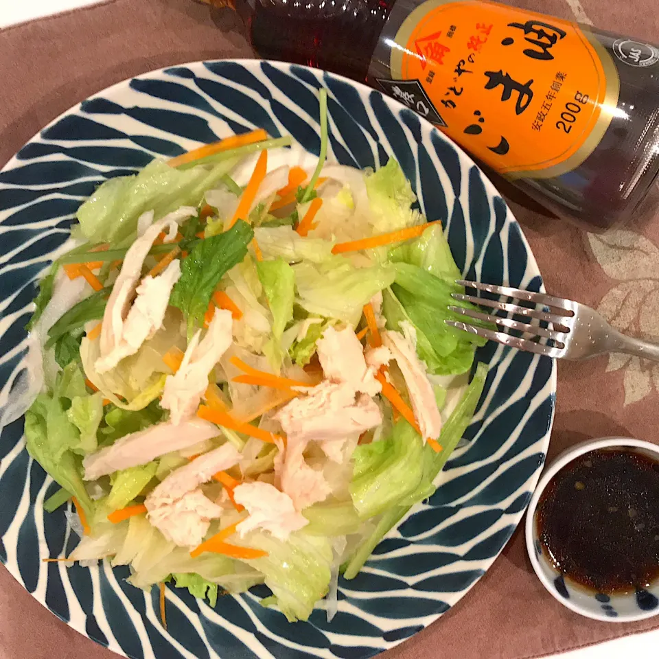 チキンとレタスと人参と玉ねぎとほうれん草のサラダ。ごま油ドレッシング。レモン風味。晩ごはん。|しゅうとうさんさん