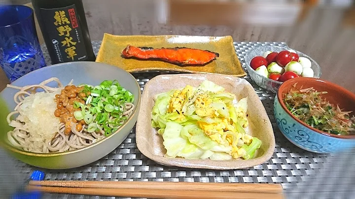 Snapdishの料理写真:キャベツと卵の中華風炒め🌱
焼き鮭🐟
まびき菜のお浸し🌱
ピコトマトとモッツァレラチーズ🍅
７月１０日(納豆の日)
 おろし納豆蕎麦🍶|bisenさん