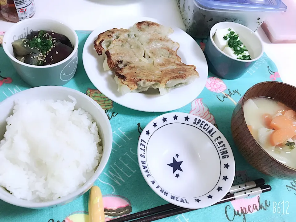 今日は作り置き料理😁
手作り餃子🥟と常備菜😁|ゆきさん