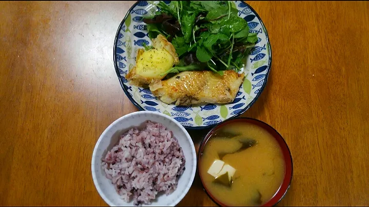 Snapdishの料理写真:７月１日　鱈のムニエルレモンバター　サラダ　豆腐とわかめのお味噌汁|いもこ。さん