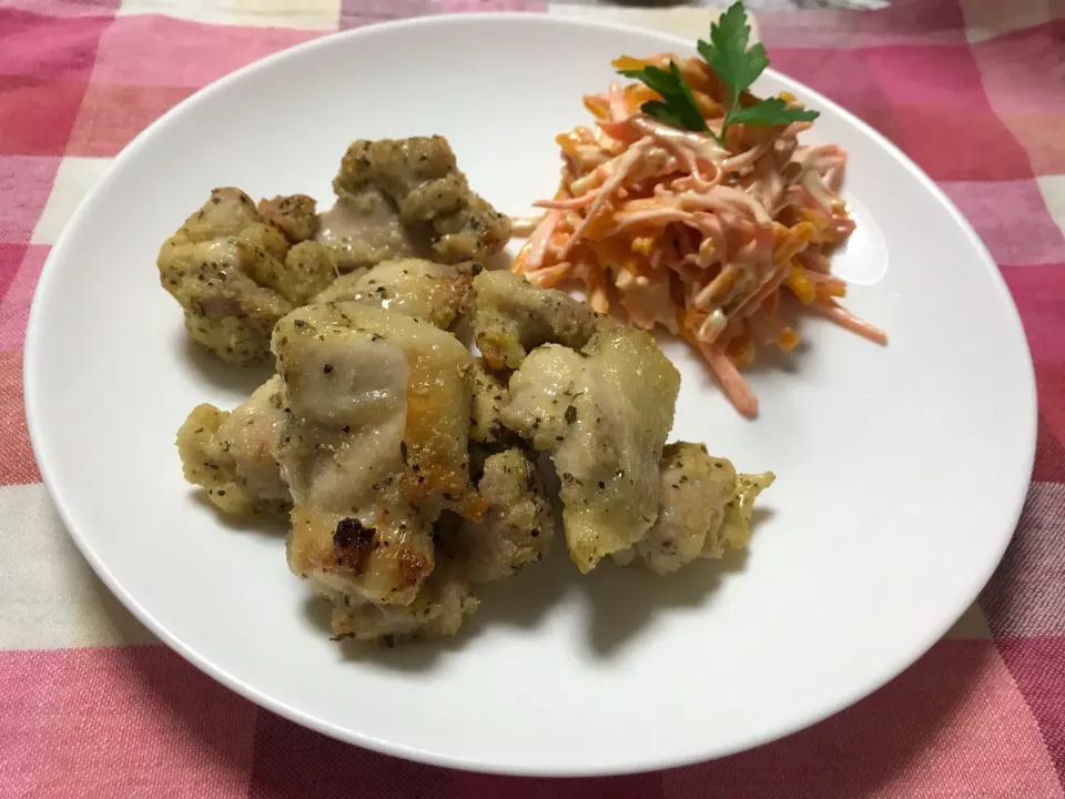 鶏の香草焼きとカラムーチョの人参サラダ|ハルのただ飯さん