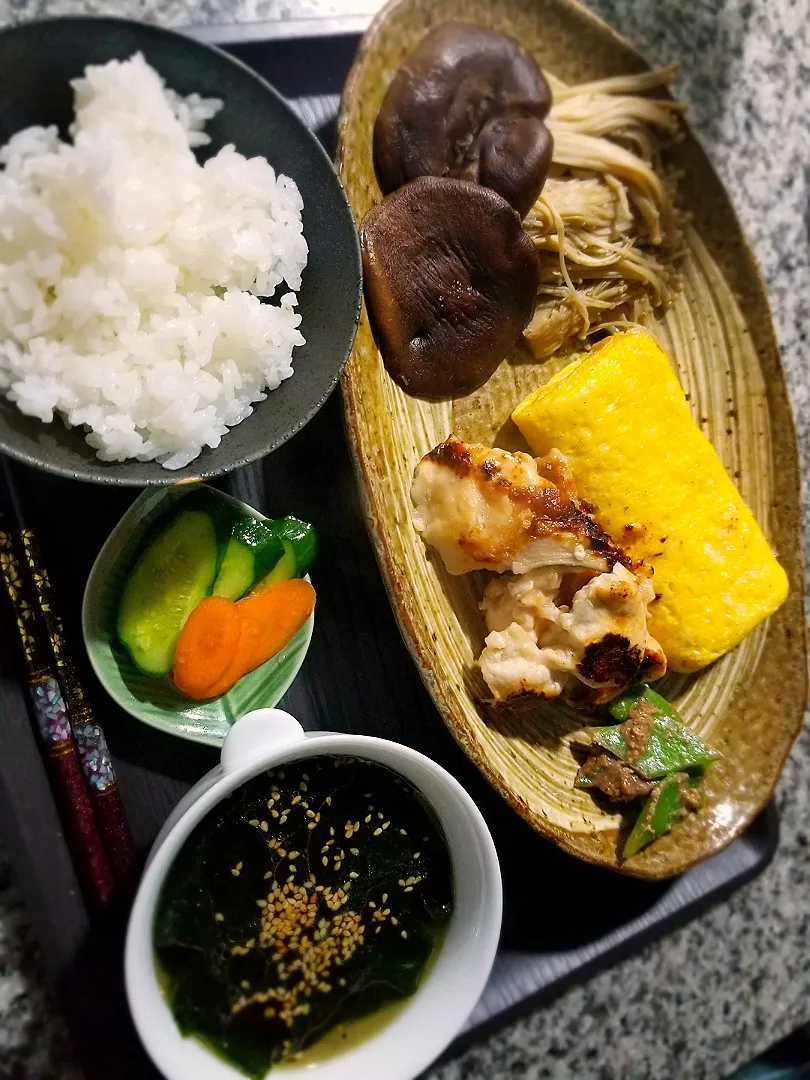 甘酒×めんつゆで漬けた豚バラ肉炒め
だし巻き玉子
キノコ炒め
漬物
わかめスープ|あぁちゃんさん