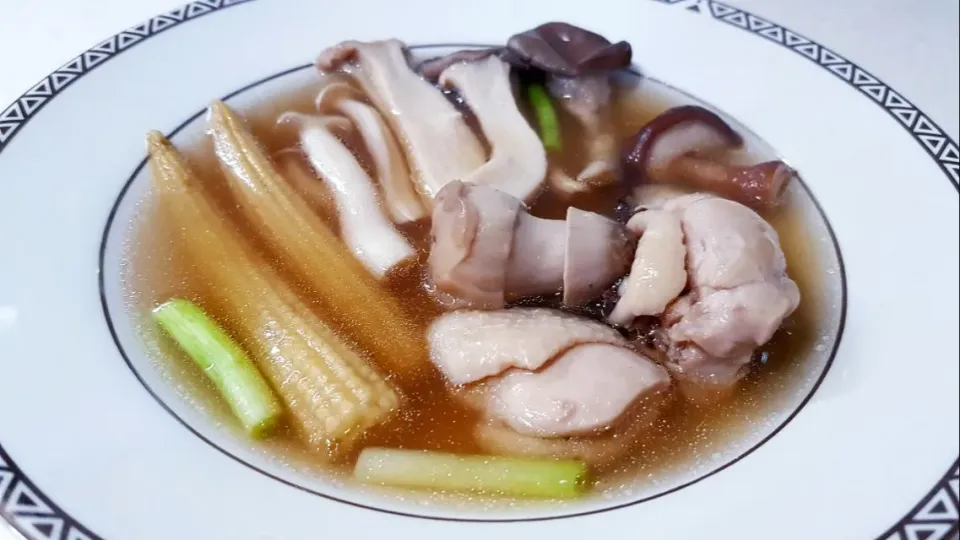 Snapdishの料理写真:mushroom chicken soup|steven z.y.さん