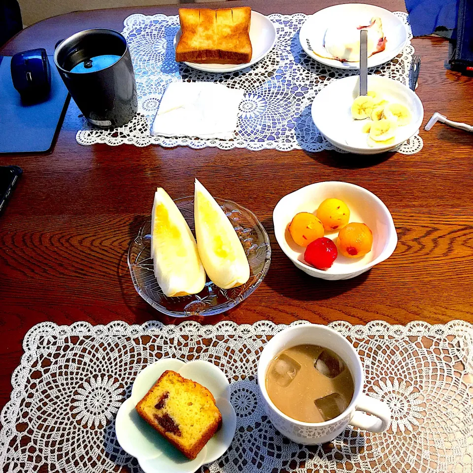 Snapdishの料理写真:黄瓜、プラム、アイスカフェオレ、ケーキ|yakinasuさん