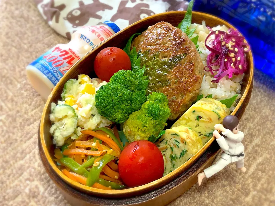 発芽玄米ブレンドご飯🍚&しそつくね&花エビ🦐とニラの出汁巻き玉子&人参🥕とさやえんどうのきんぴら&ポテトサラダ&しばわかめ&ブロッコリー🥦&大葉&プチトマト🍅のダーリンお弁当♪

 #弁当  #フチ子  #しそつくね  #大葉祭り  #自家栽培ニラ #自家栽培きゅうり#自家栽培じゃがいも🥔#自家栽培さやえんどう #自家|桃実さん