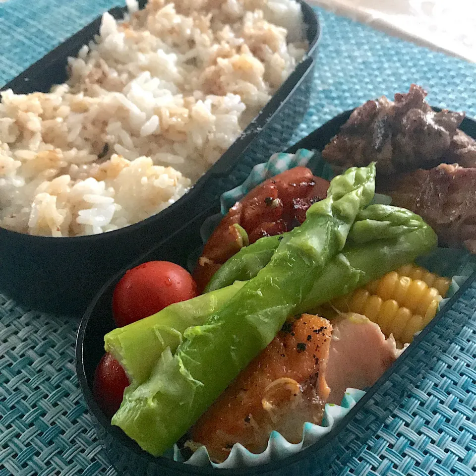 今日のお弁当🍱
アスパラ
とうもろこし
生麩肉巻き

朝から雨模様
少し肌寒いみたい
着るもので調節してね。

今日も気をつけて
いってらっしゃい👋😊|mokoさん