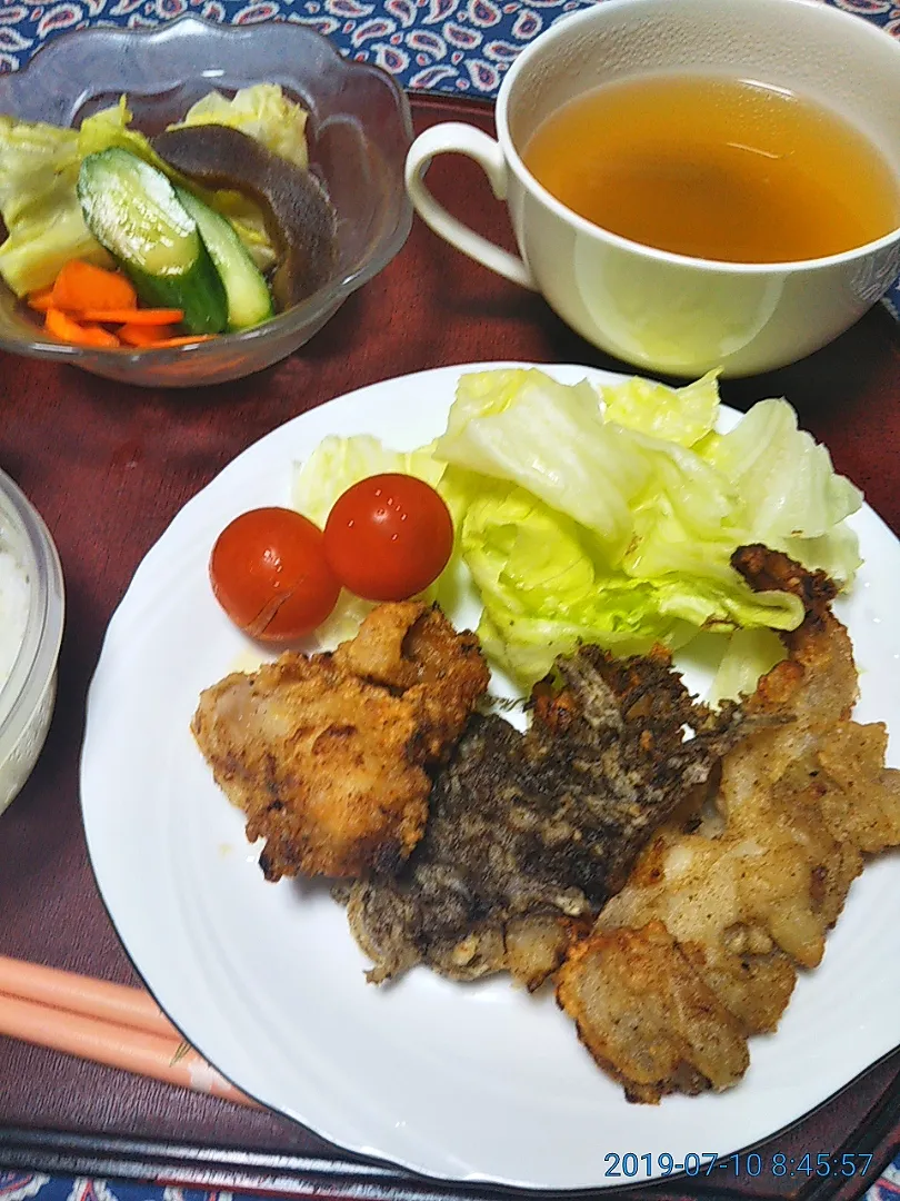 よねばーばの朝ごはん
もずくと玉ねぎ、鶏の唐揚げレタス、トマト添え
味噌汁
漬物
ご飯|yoneばーばさん